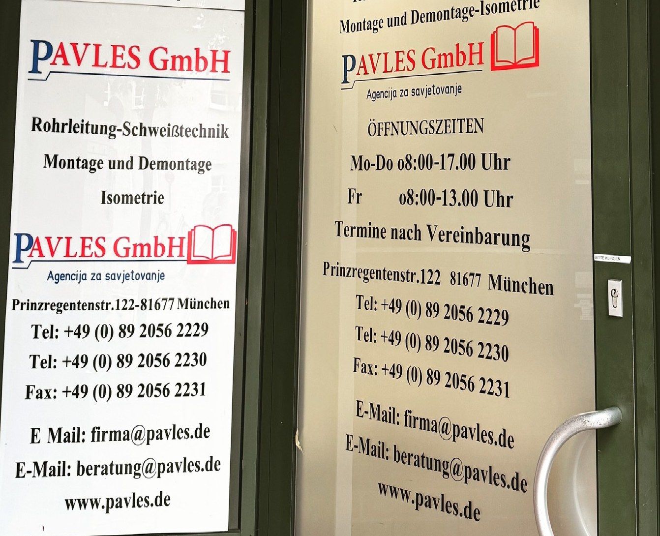 Büroeingang der Pavles GmbH in der Prinzregentenstraße 122 mit Firmenschild und Öffnungszeiten